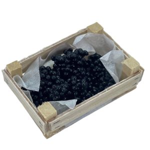 Raisin noir dans une cagette bois