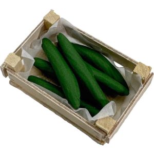Concombres dans une cagette bois