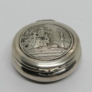 Boîte à pilules argent massif, décor d&rsquo;une scène galante dans parc, 1920.