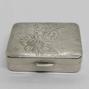 Boîte à pilules en argent massif, motif de Tournesols, Suisse Huguenin Frères&Co, Art Nouveau vers 1900.