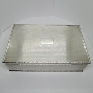 Cave à cigares en argent massif, entièrement guilloché, de la prestigieuse maison Anglaise Mappin&Webb, 1936.