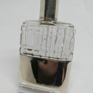 Flasque à alcool, de poche en cristal taillé et argent massif, vers 1925-30.