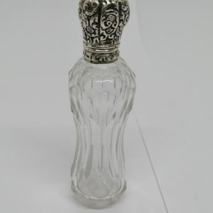Flacon à sels ou de pâmoison, en cristal taillé et monture argent massif.
