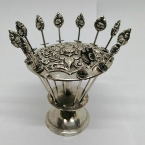 Support et piques à apéritif en argent massif, Indonésie vers 1900-30.