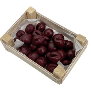 Prunes dans une cagette bois