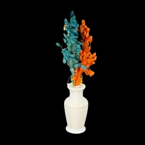 Vase blanc avec fleurs multicolores