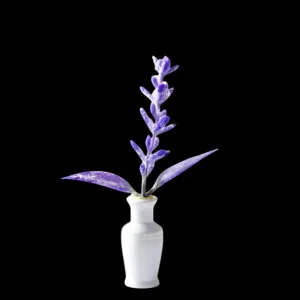 Vase blanc avec fleurs violettes