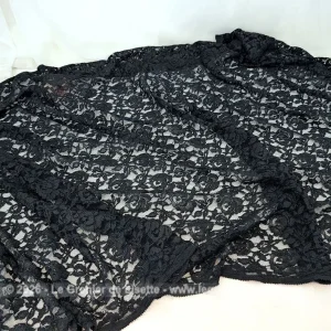 Long coupon tissus dentelle noire