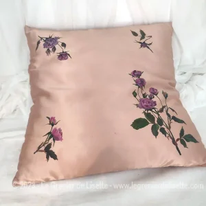 Coussin soie couleur camel aux roses fuchsia peint main