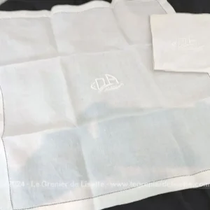 Duo d&rsquo;anciennes serviettes lin ivoire jours et monogrammes DA