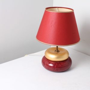 Lampe de table rouge et or – Kostka