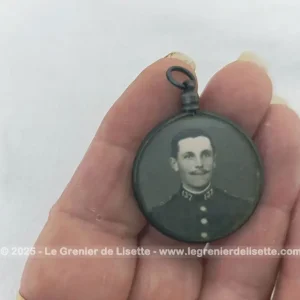 Ancien petit médaillon photos soldats métal argenté