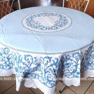 Belle nappe ronde bleue et blanc imitations broderies