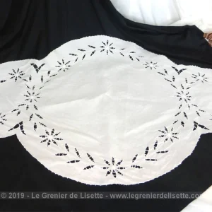 Ancien napperon brodé forme 3 ronds