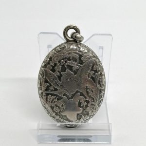 Miroir de poche en argent, décor d&rsquo;un griffon motifs floraux et végétaux, 1900-20.