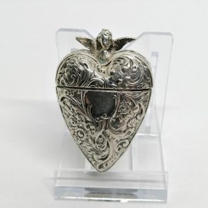 Boîte argent en forme de coeur avec ange, décor floral et végétal opulent, 1900-20.