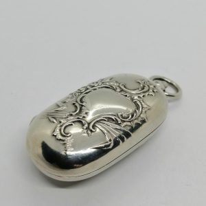 Porte-pièce de monnaies, en argent, deux tailles, décor coquille et fleurs, 1900.