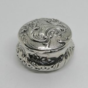 Petite boîte à pilules ronde, motifs floraux et rocailles, 1900 Art Nouveau.