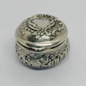 Boîte à pilules argent, décor coquille et fleurs, d&rsquo;Albert Wagner, Paris 1900, Art Nouveau.