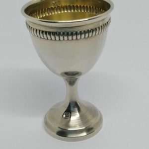 Coquetier argent massif, sur pied rond, avec décor godronné, 1920-30.