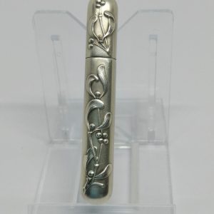Porte-aiguilles argent massif, modèle au Gui, Art Nouveau, vers 1900.