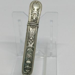 Porte-aiguilles en argent massif, modèle aux vases fleuries et frise végétal, vers 1920.