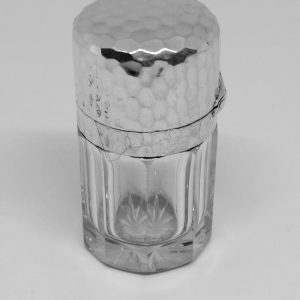 Flacon à sels, argent massif et cristal taillé.