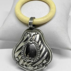 Hochet argent pour bébé, façon cloche.