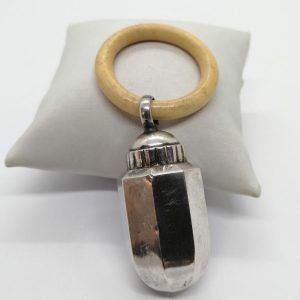 Hochet argent en forme de gland.