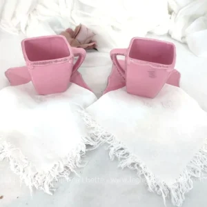 Tête à tête rose shabby et serviettes brodées