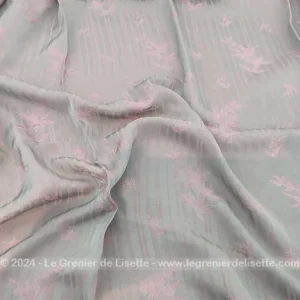 Coupon tissus satin viscose gris souris et fleurs roses