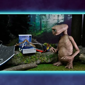 E.T. 40th Anniversary Deluxe Ultimate E.T. with LED Chest 7″ Scale Action Figure